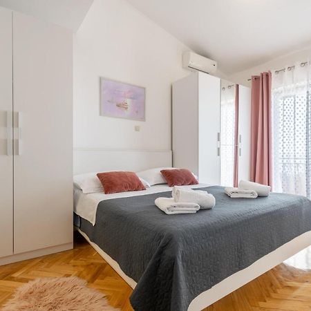Apartment Iva With Sea View Makarska Kültér fotó