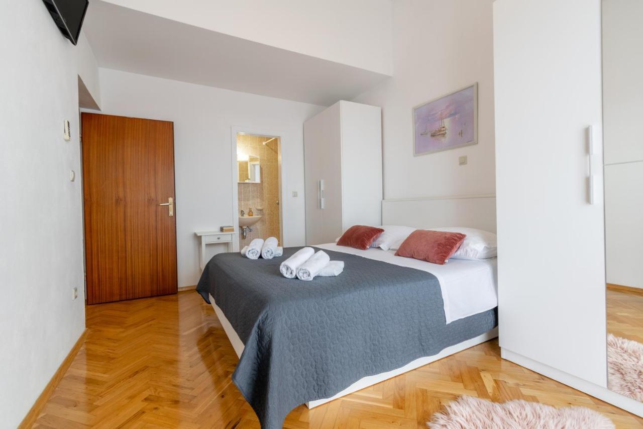 Apartment Iva With Sea View Makarska Kültér fotó