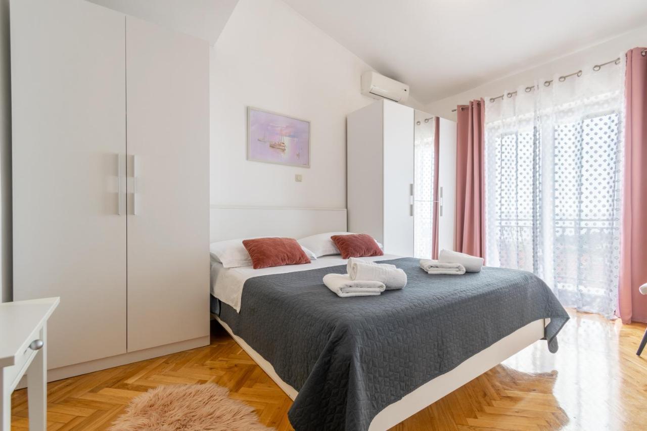 Apartment Iva With Sea View Makarska Kültér fotó