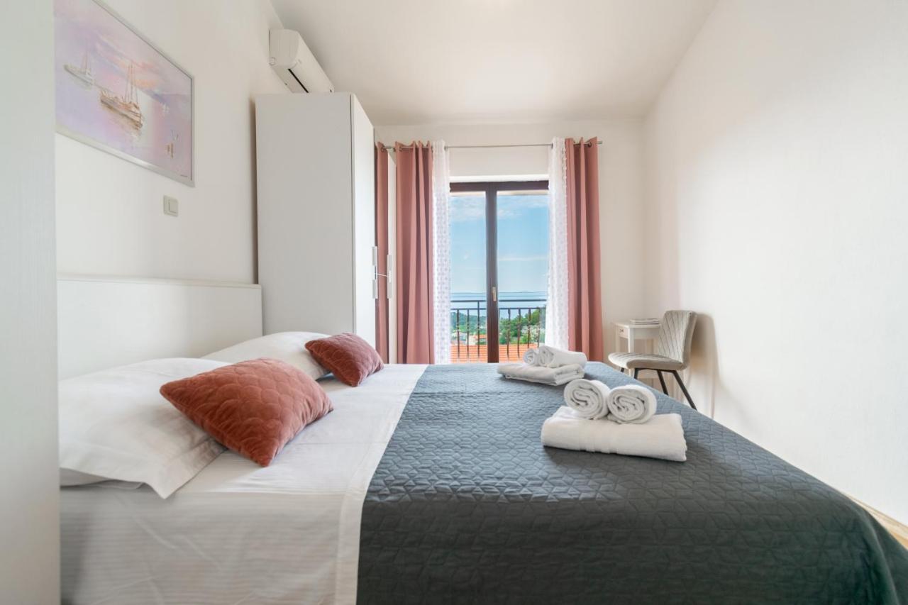 Apartment Iva With Sea View Makarska Kültér fotó