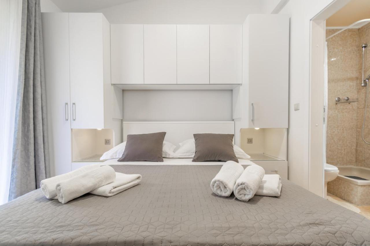 Apartment Iva With Sea View Makarska Kültér fotó