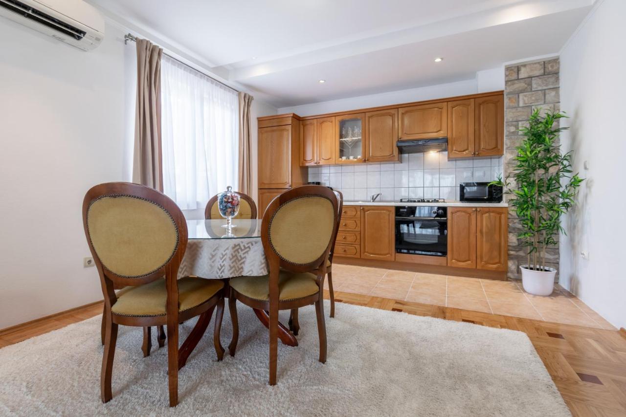 Apartment Iva With Sea View Makarska Kültér fotó