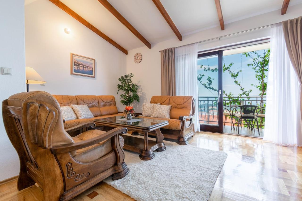 Apartment Iva With Sea View Makarska Kültér fotó