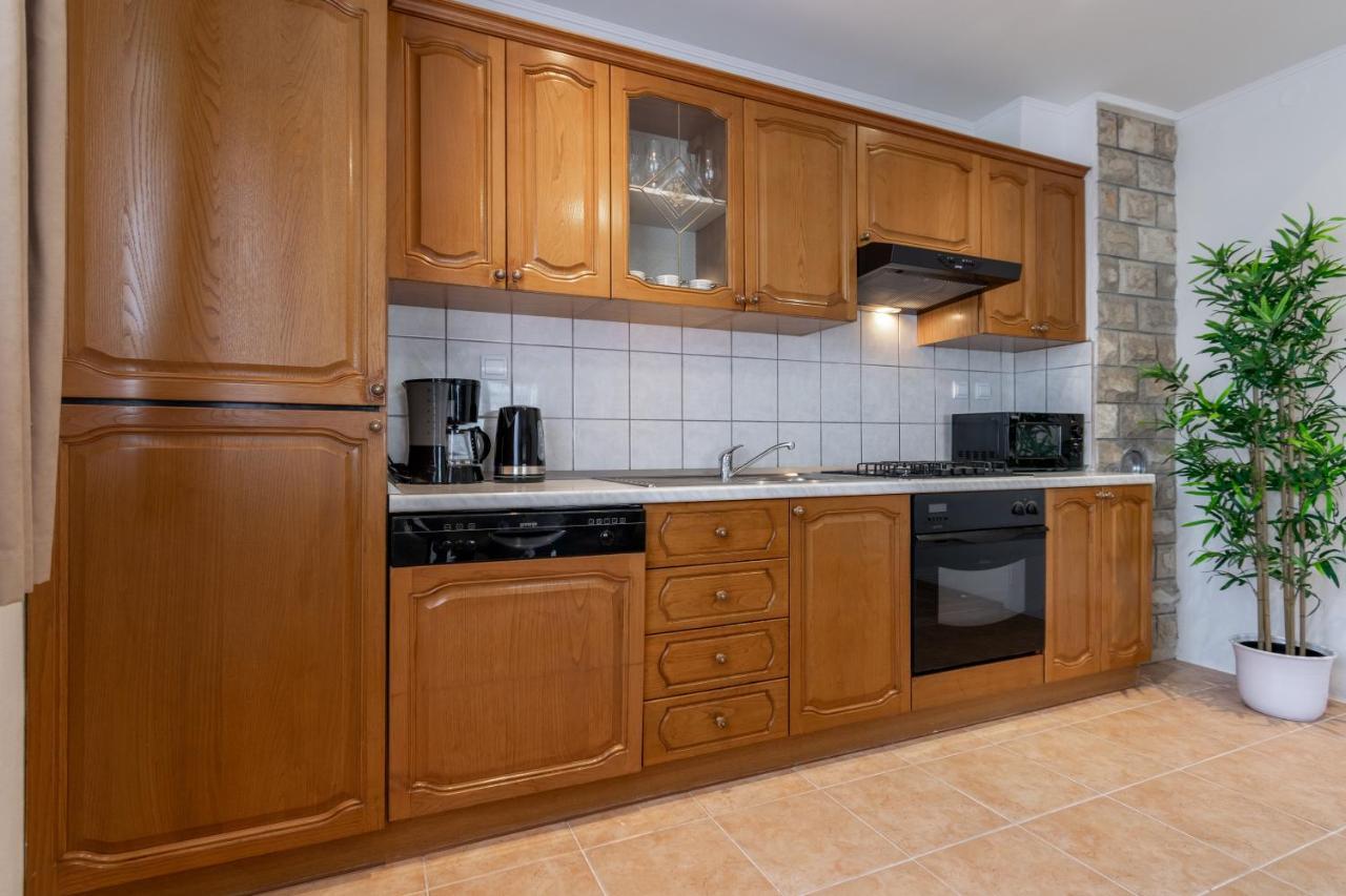 Apartment Iva With Sea View Makarska Kültér fotó