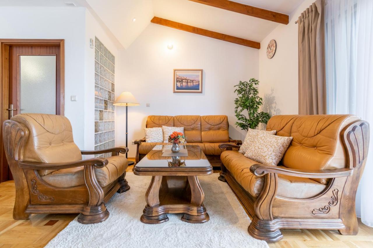Apartment Iva With Sea View Makarska Kültér fotó