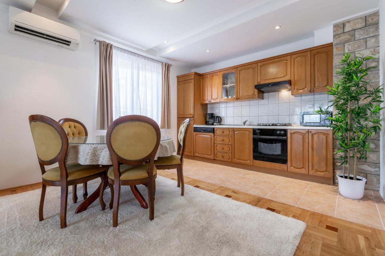 Apartment Iva With Sea View Makarska Kültér fotó